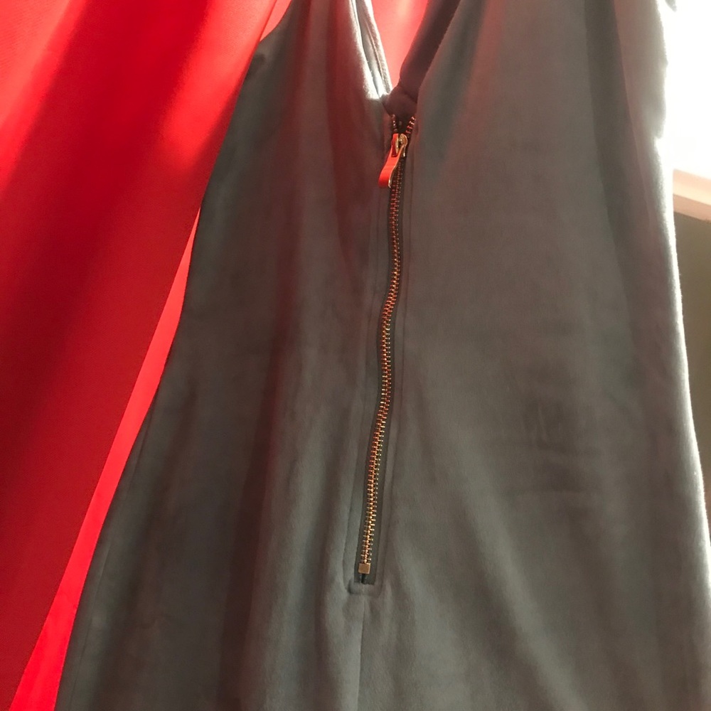 Dresses - Picture 3 of 4